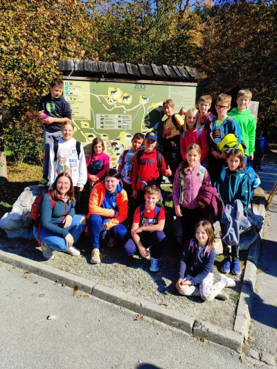 MLADINA V ŽIVALSKEM VRTU